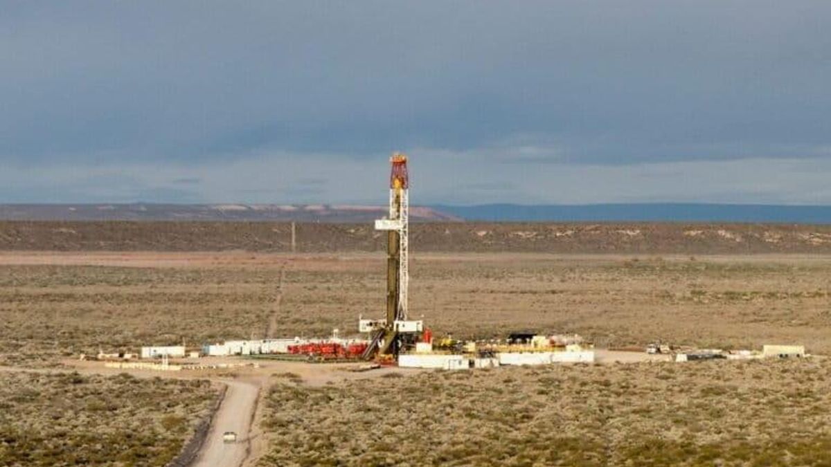Plataforma de perforación en el yacimiento Vaca Muerta, provincia de Neuquén, la estrella petrolera del país. Foto: cortesía Titus Moser Alamy