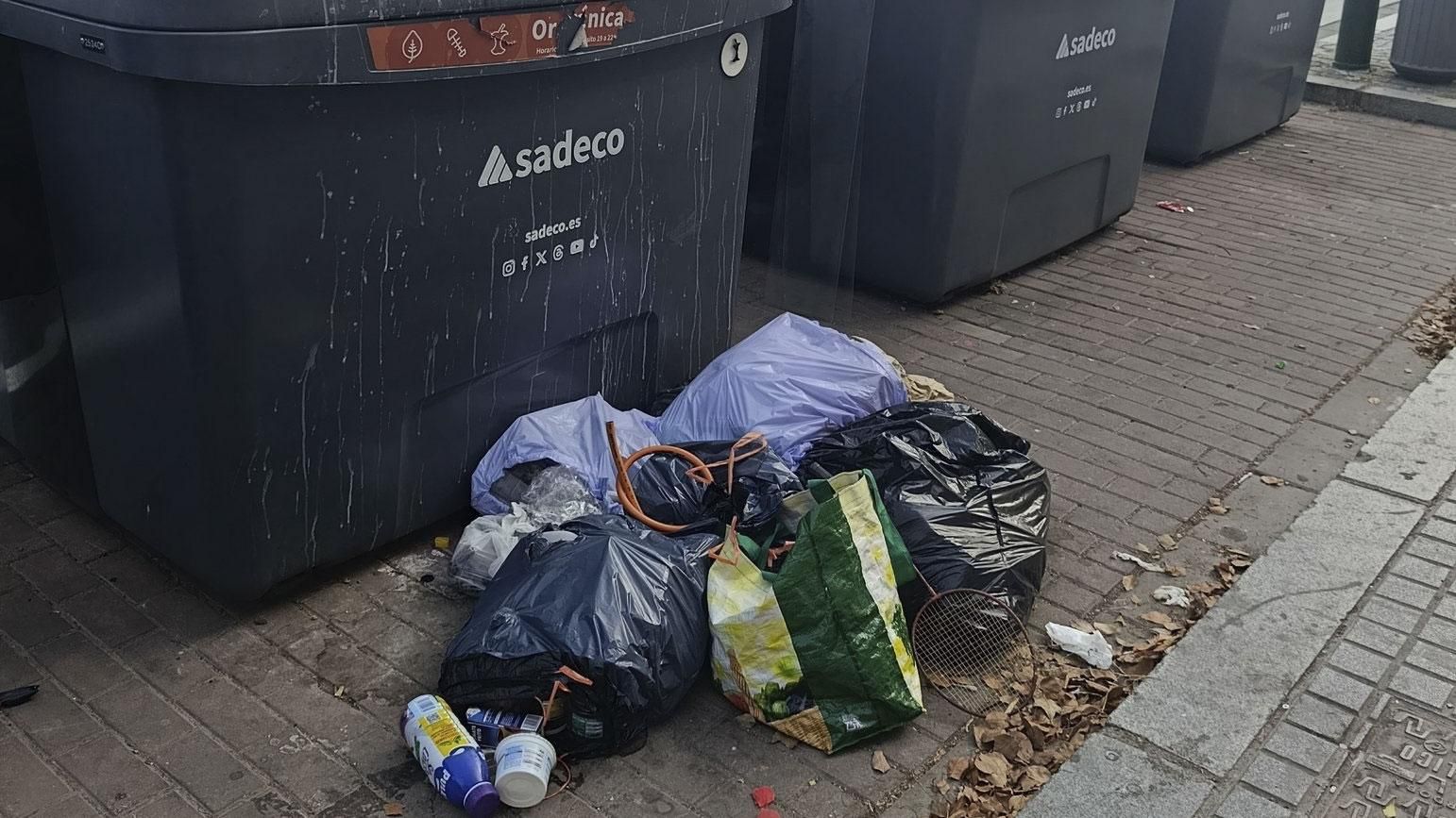 Las quejas e imágenes de la basura sin recoger se multiplican por la ciudad
