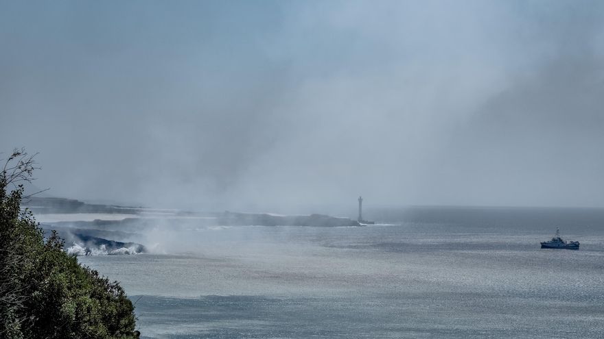 El buque Ramón Margalef, frente a la lava acumulada frente a la costa de Tazacorte