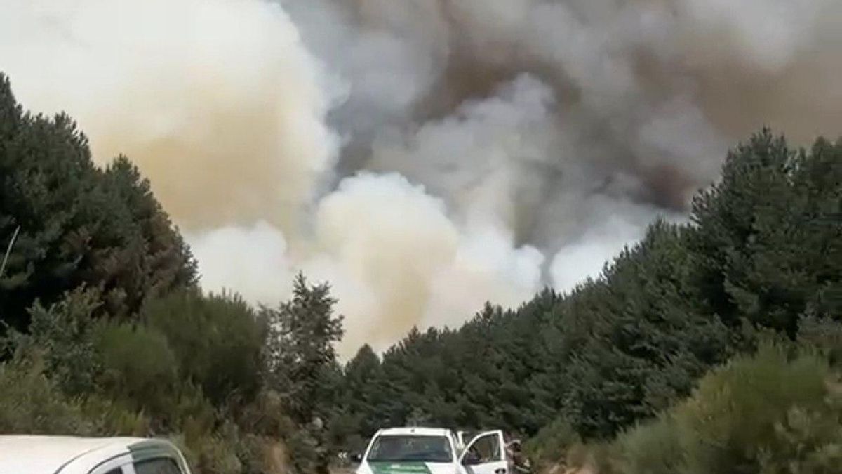 Declarado un incendio forestal de gravedad máxima en La Utrera, cercano al de Murias de Ponjos