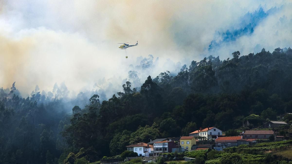 El incendio de Padrón, en A Coruña, evoluciona favorablemente tras calcinar más de 350 hectáreas