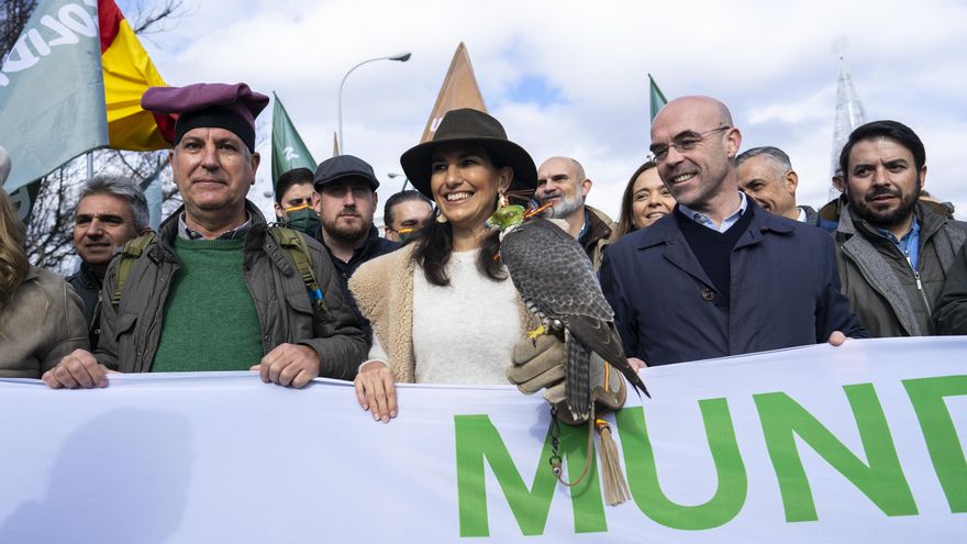 Rocío Monasterio encabeza una de las pancartas de la manifestación.