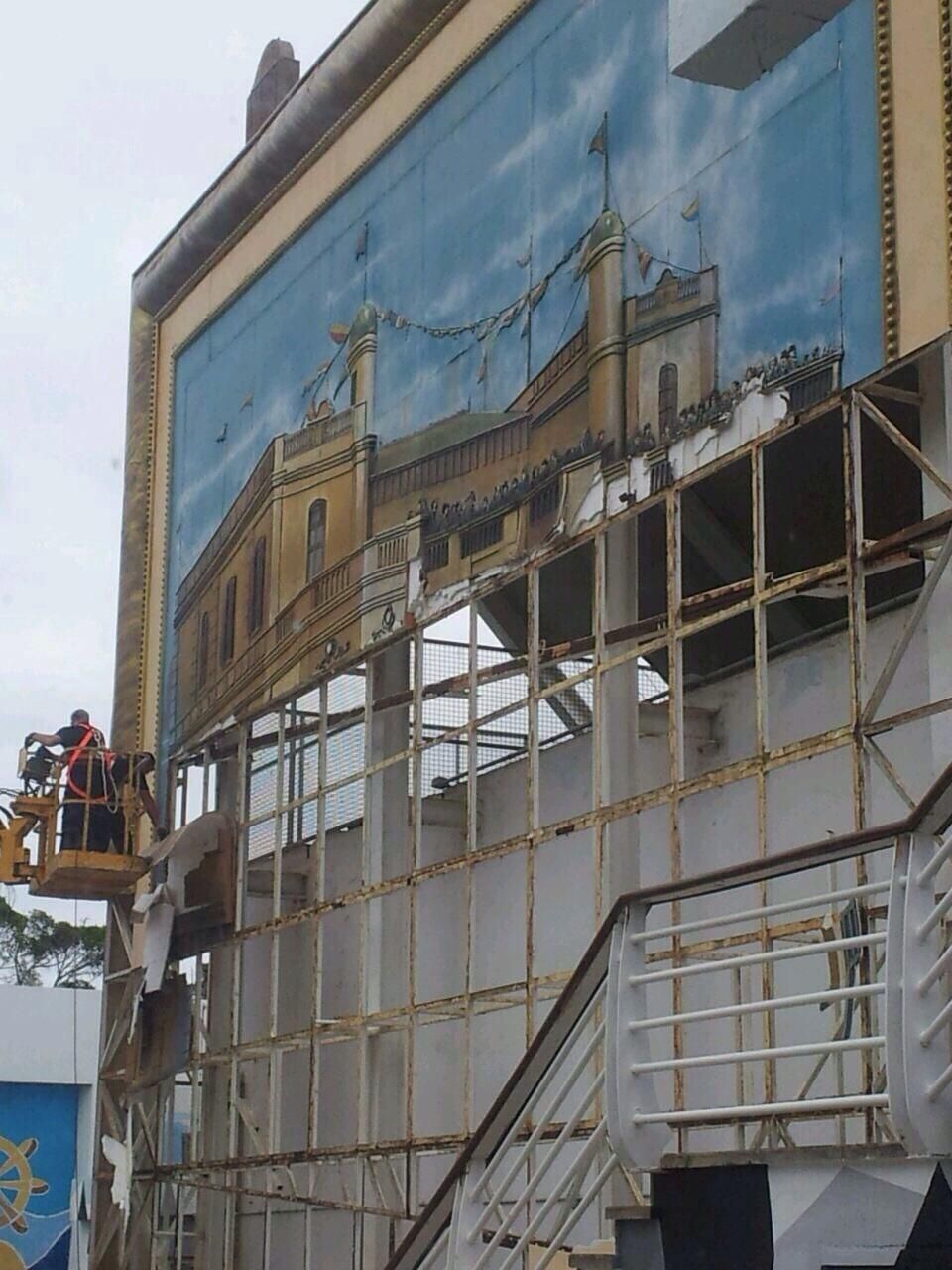 El Real Club Náutico desmonta el mural del centenario