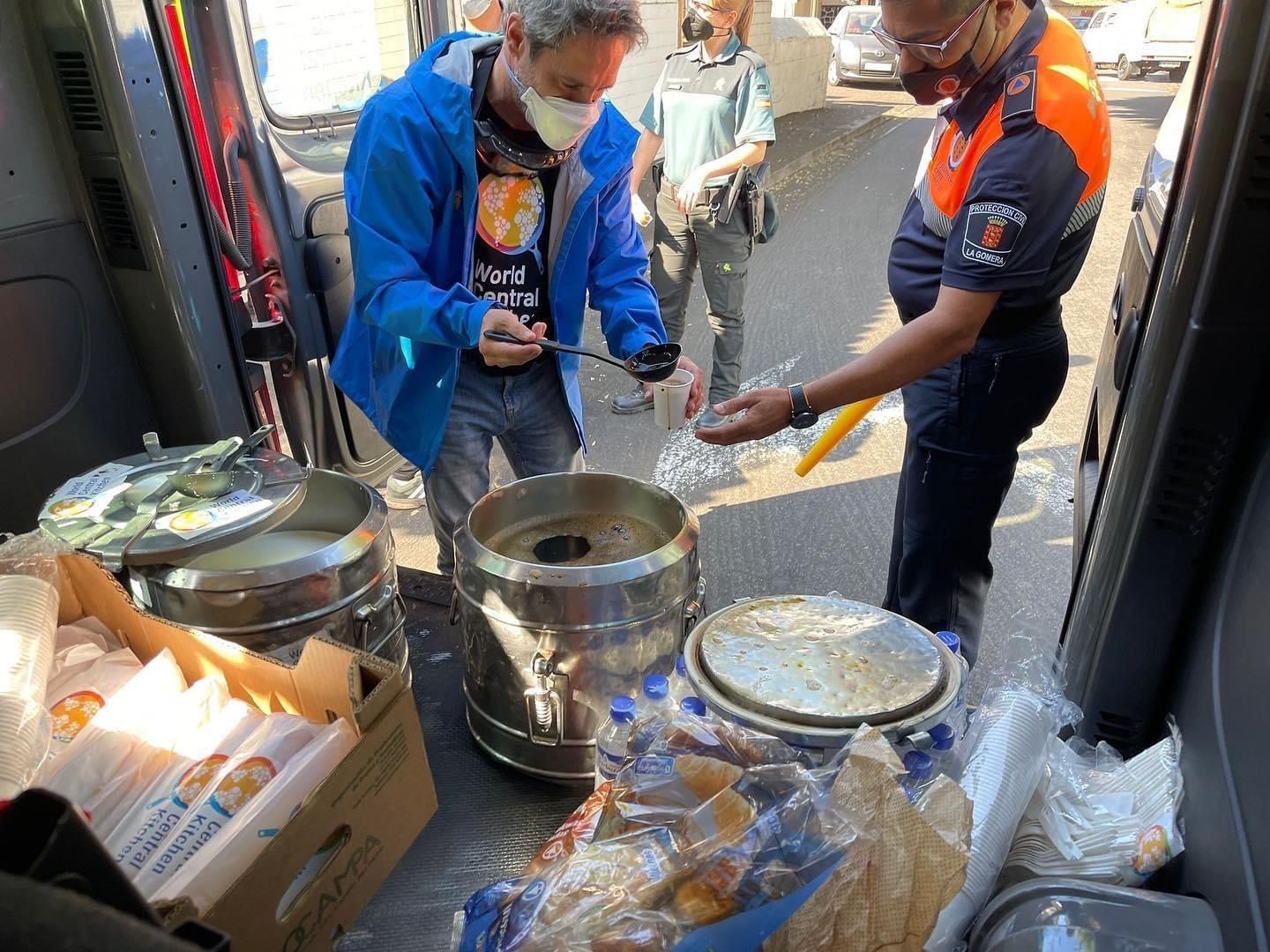 Cedida por WCK, reparto de comida a puntos de cruces