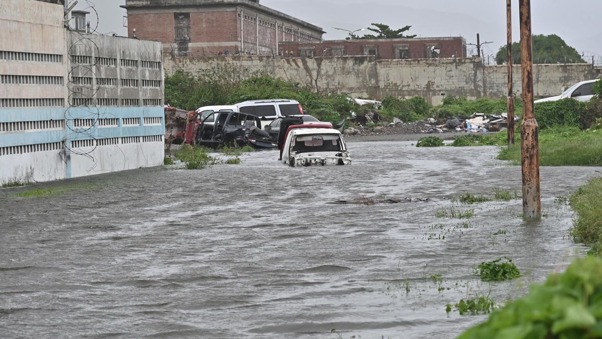 Una calle inundada en Kingston debido al paso del huracán Melissa