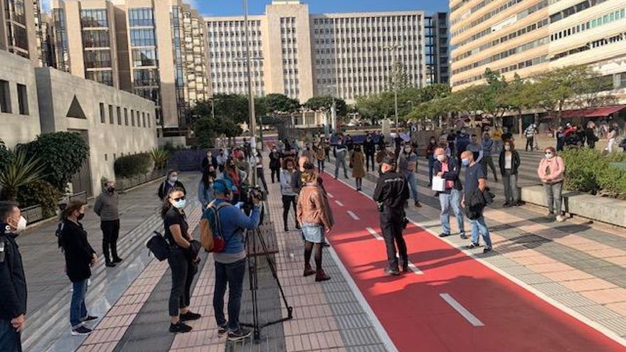 Los participantes, en diálogo amistoso con la Policía