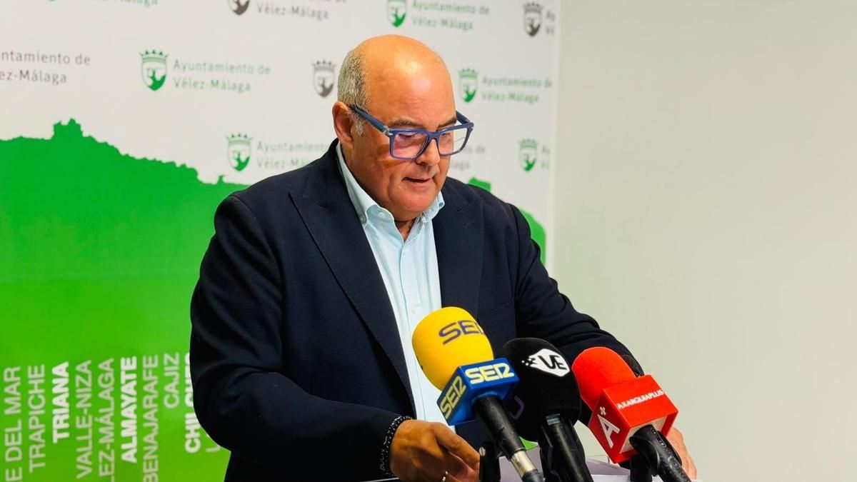 Dimite el alcalde de Vélez-Málaga tras la polémica política y vecinal desatada por la nueva tasa municipal de basura