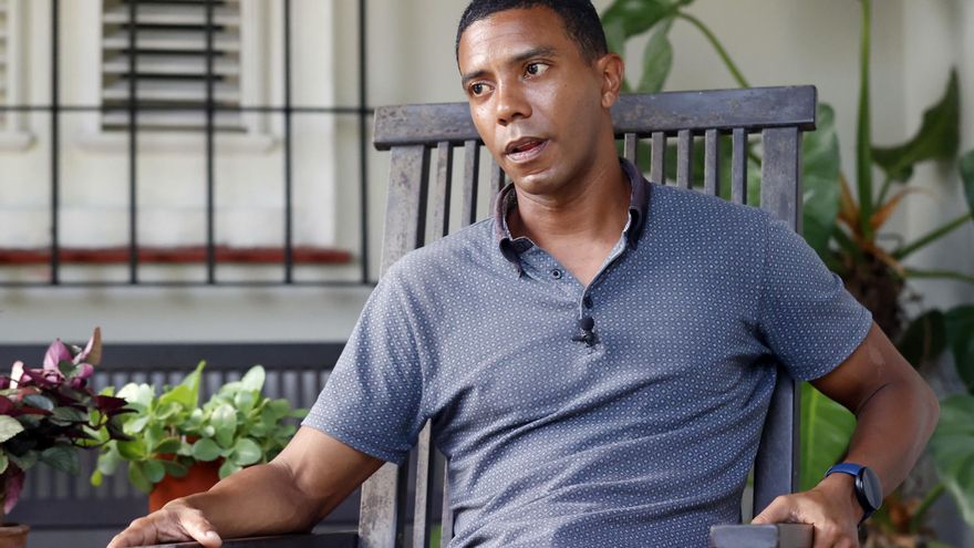 Joven cubano, ante su "decisión más difícil": "Emigro por la falta de oportunidades"