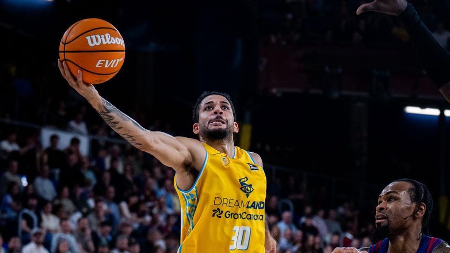 El Granca cae en el Palau y vuelve a rozar el descenso