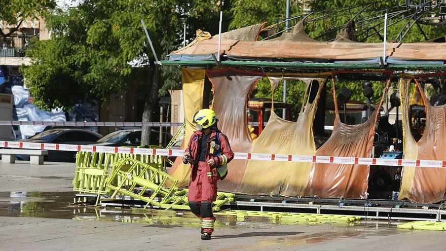 El incendio de la atracción infantil de la plaza Matías Prats, en imágenes