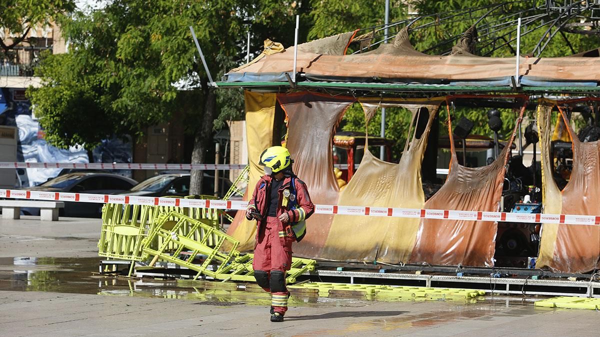 El incendio de la atracción infantil de la plaza Matías Prats, en imágenes