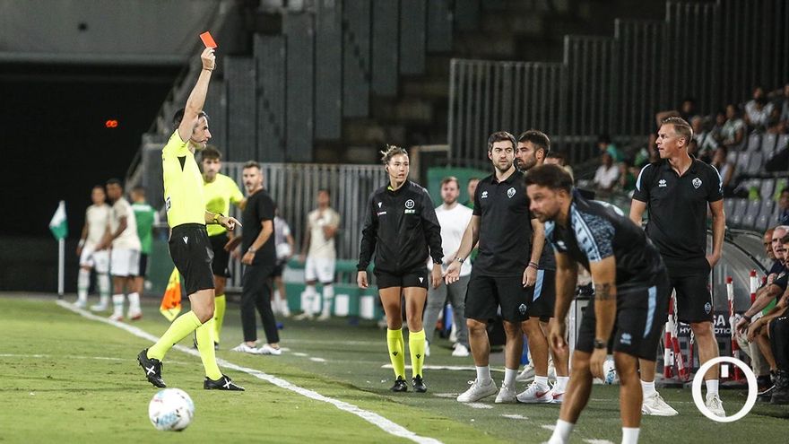 El Castellón destituye a Johan Plat: expulsado en El Arcángel y única victima del Córdoba CF