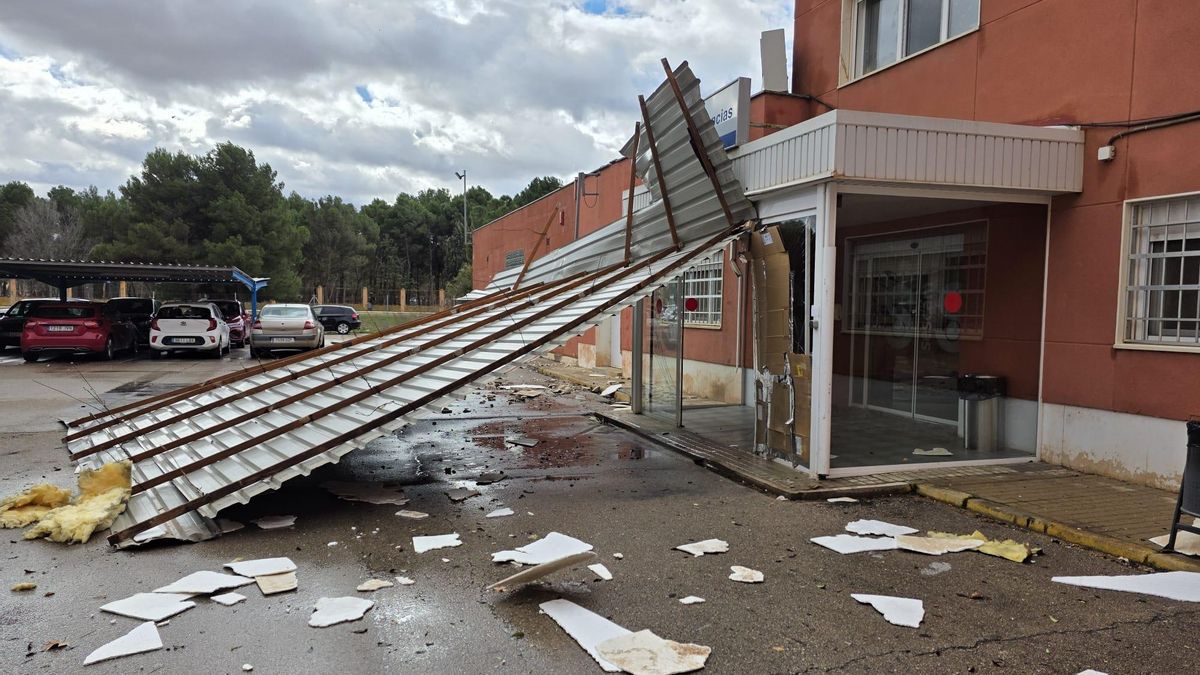 Una chapa de grandes dimensiones se desprende del techo del centro de salud de Alcázar de San Juan