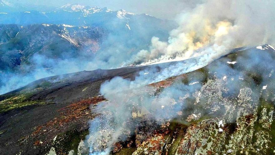 Espectacular imagen del incendio en montes de Anllarinos del Sil. / Foto @AT_Brif