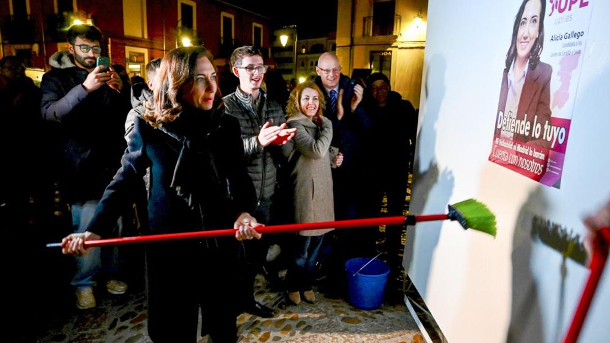 Alicia Gallego, candidata de Unión del Pueblo Leonés (UPL) a la Junta de Castilla y León, durante la pegada de carteles en el inicio a la campaña electoral.