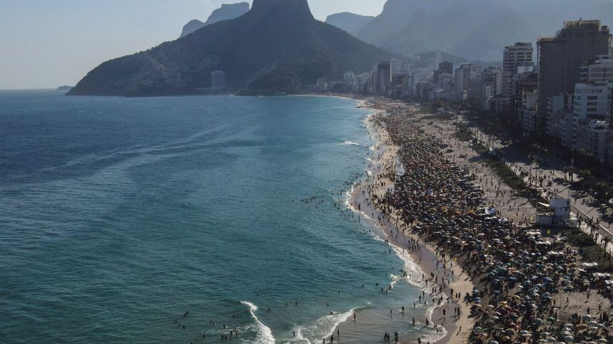 Fotografía tomada con dron que muestra a miles de personas sin mantener distancia en la playa de Ipanema hoy, en Río de Janeiro (Brasil). EFE/Antonio Lacerda