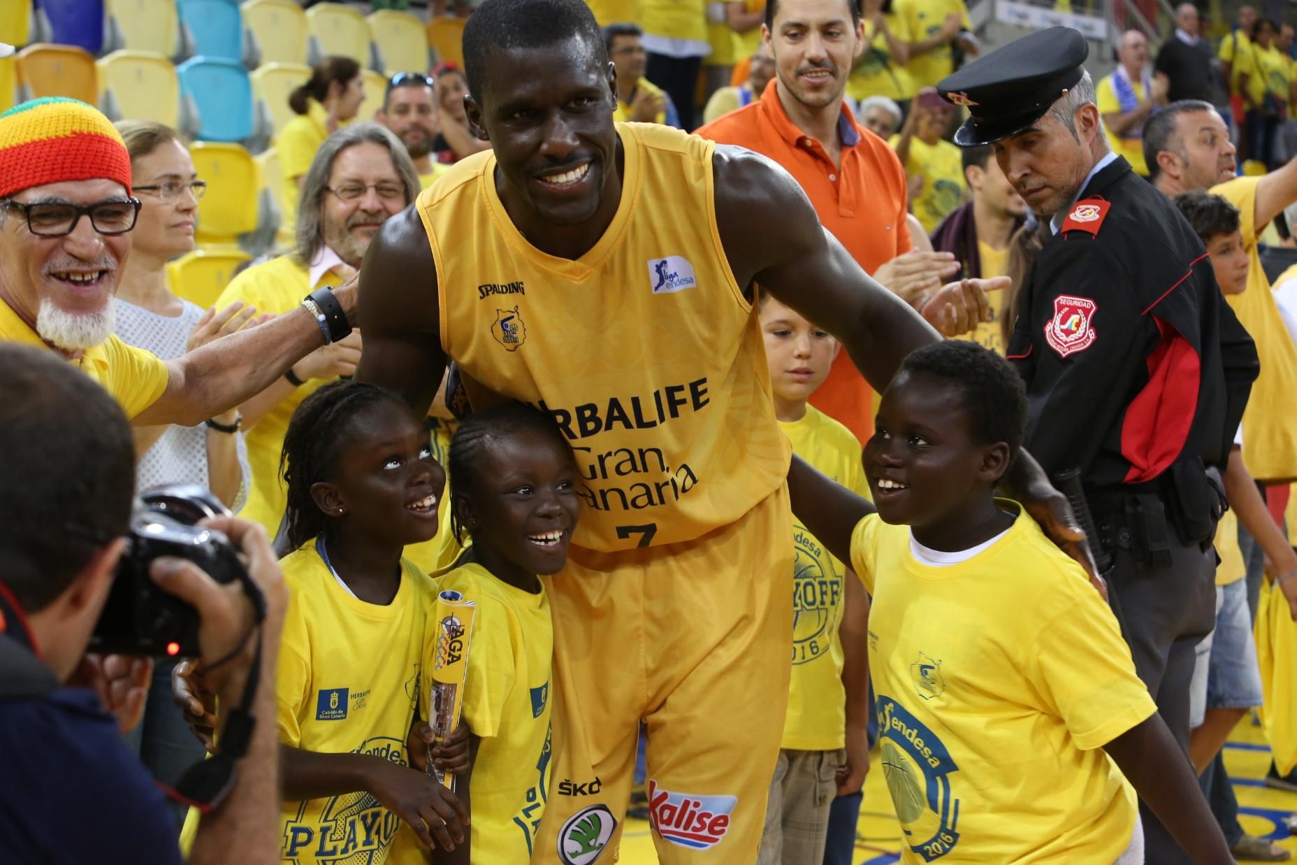Imágenes del partido de cuartos de final de playoff entre el Granca y el Baskonia. (Alejandro Ramos).