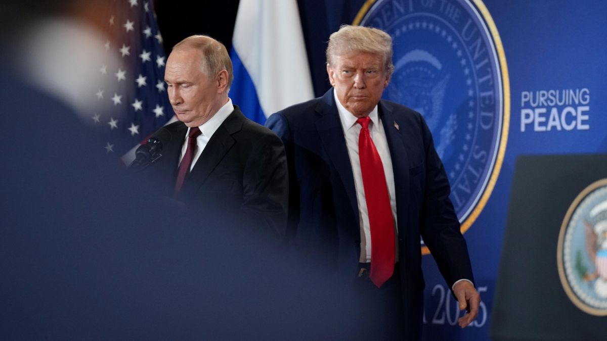 El presidente estadounidense, Donald Trump, y el presidente ruso, Vladímir Putin, en la Base Conjunta Elmendorf-Richardson el 15 de agosto de 2025 en Anchorage, Alaska.