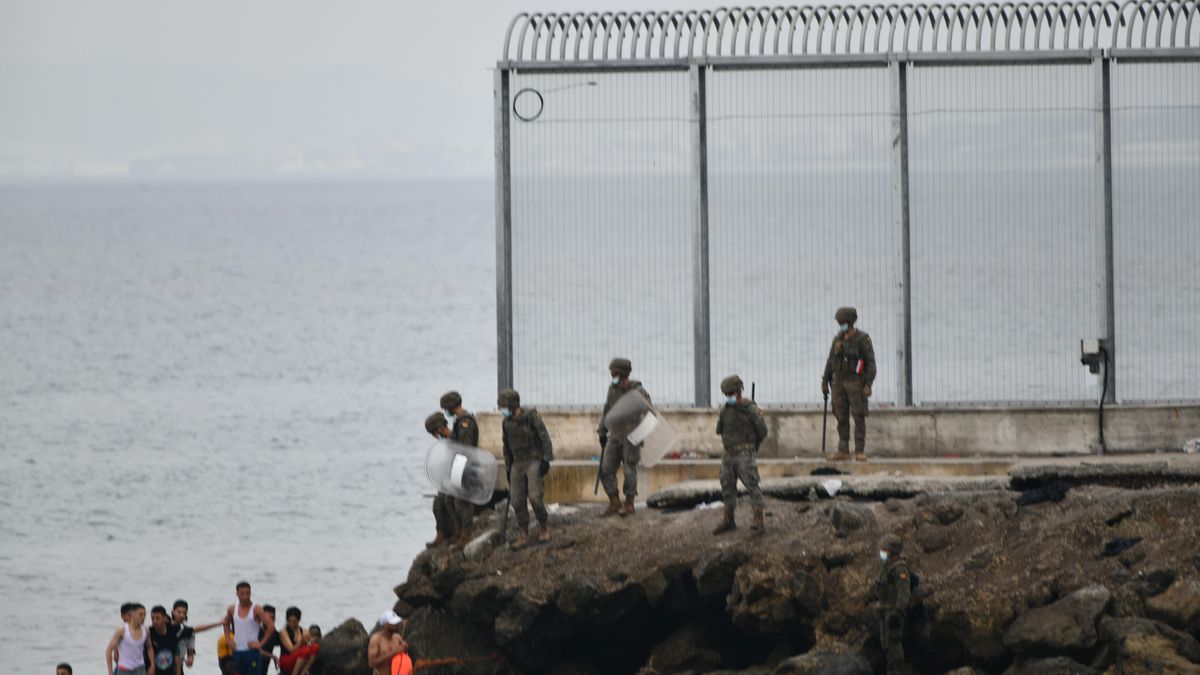 Militares del ejército español vigilan durante las devoluciones en caliente que están efectuando a los migrantes que han entrado en Ceuta procedente de Marruecos, a 18 de mayo de 2021, en Ceuta, (España)