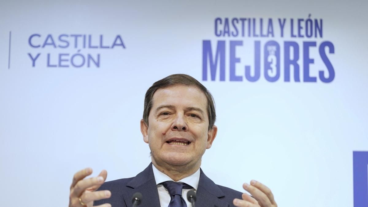 La Junta Electoral Central revoca la multa a Mañueco por difundir una subvención durante la campaña electoral