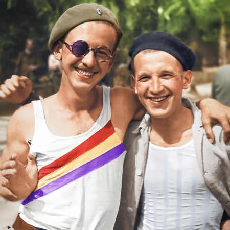 Voluntarios de las Brigadas Internacionales en un momento de descanso en la Costa de Azahar después de combatir, tras poco tiempo, deberían volver a las trincheras. Benicàssim, 1937. Fotografía original: Alexander “Alec” Wainman. Colorización de Julius Backman.