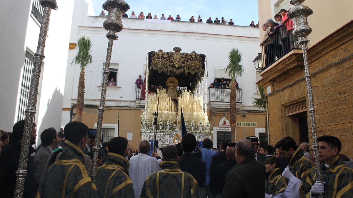 Paso de palio en las calles de Cädiz en la tarde de un Lunes Santo