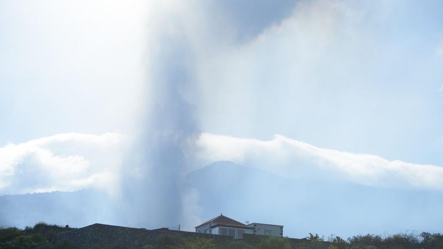 Columna de cenizas en La Palma. / FOTO: ABIÁN SAN GIL HERNÁNDEZ