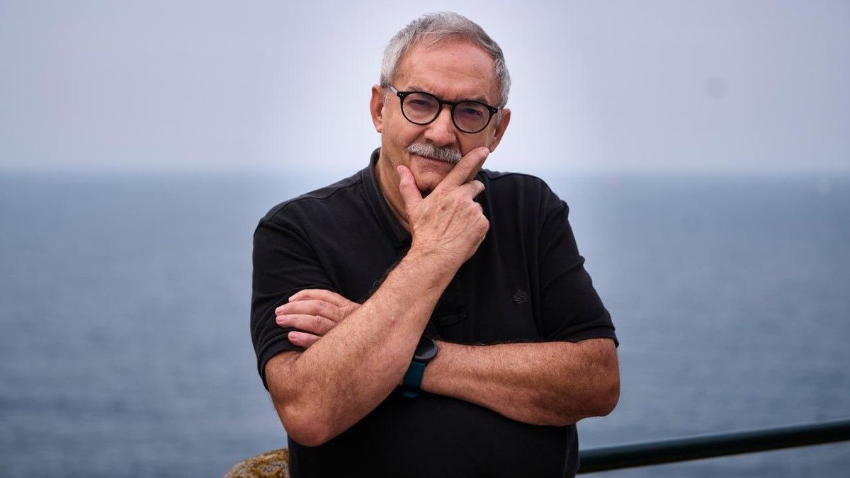 El poeta y crítico literario Manuel Rico en Santander.