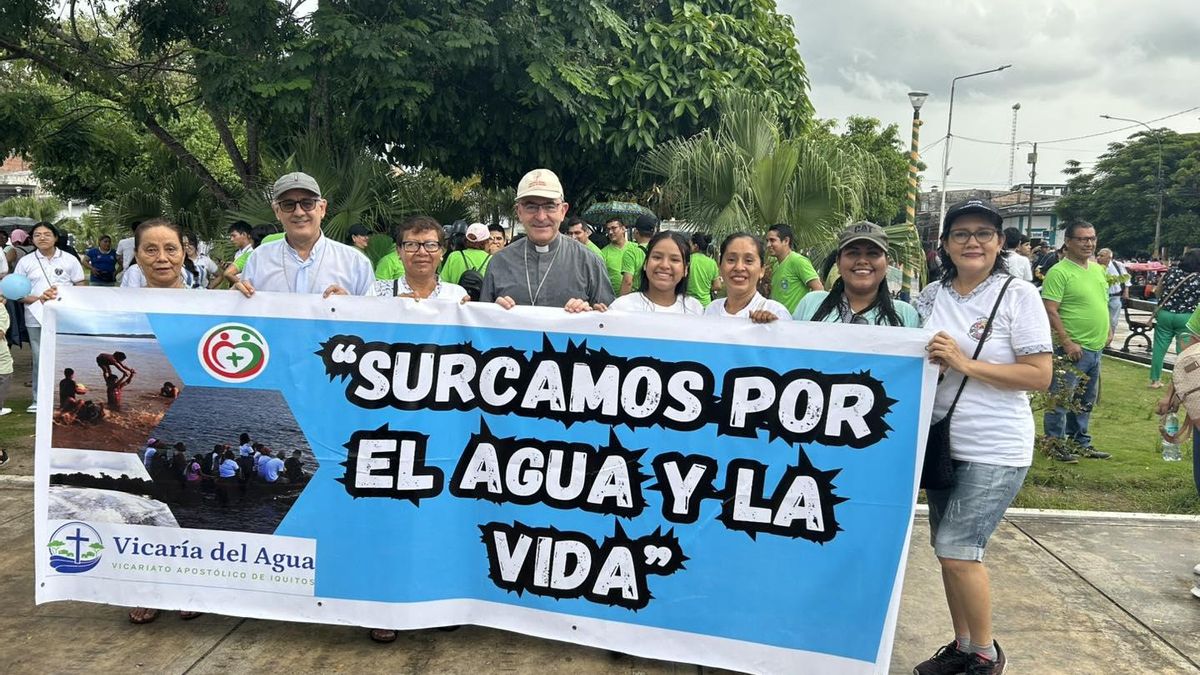 Una de las movilizaciones en defensa del agua en Iguitos (Perú), encabezada por monseñor Angel Cárdenas.
