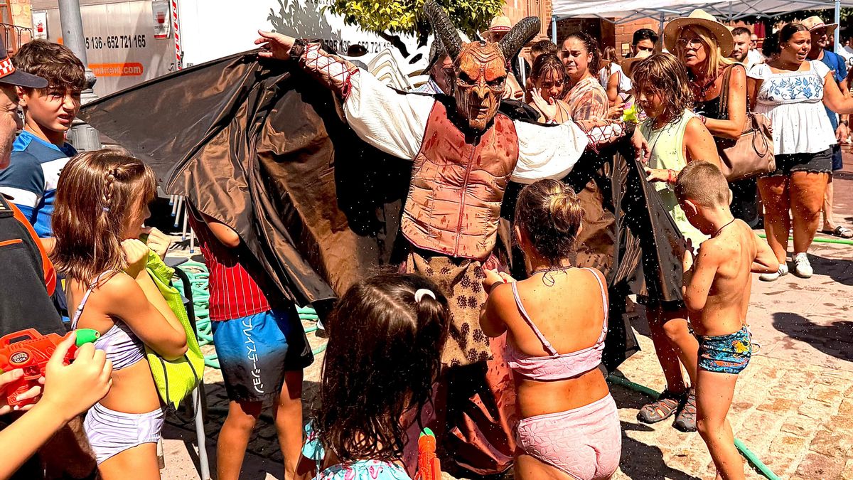 Montoro vibra con la suelta de La Diablilla y una gran fiesta infantil del agua