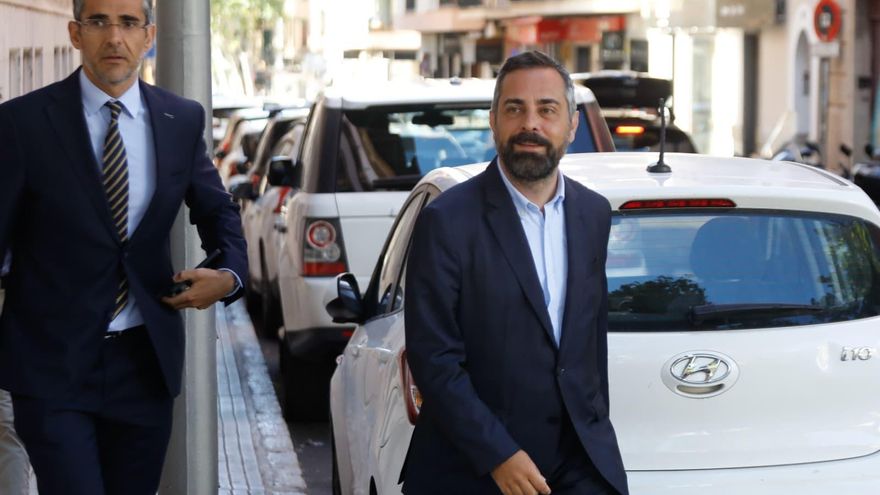 El número dos de la presidenta balear del PP achaca a un “error” los cambios en un proceso para colocar a un familiar