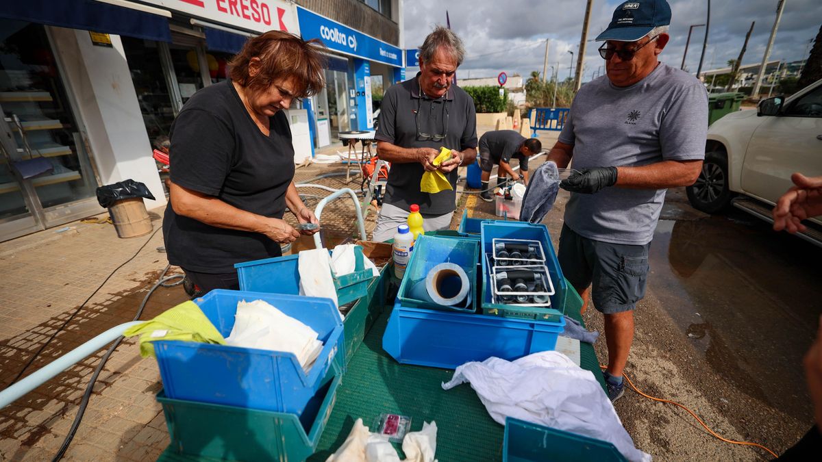 Els amos de la Nàutica Ereso, amb cent anys d'antiguitat, netegen els objectes tacats de fang