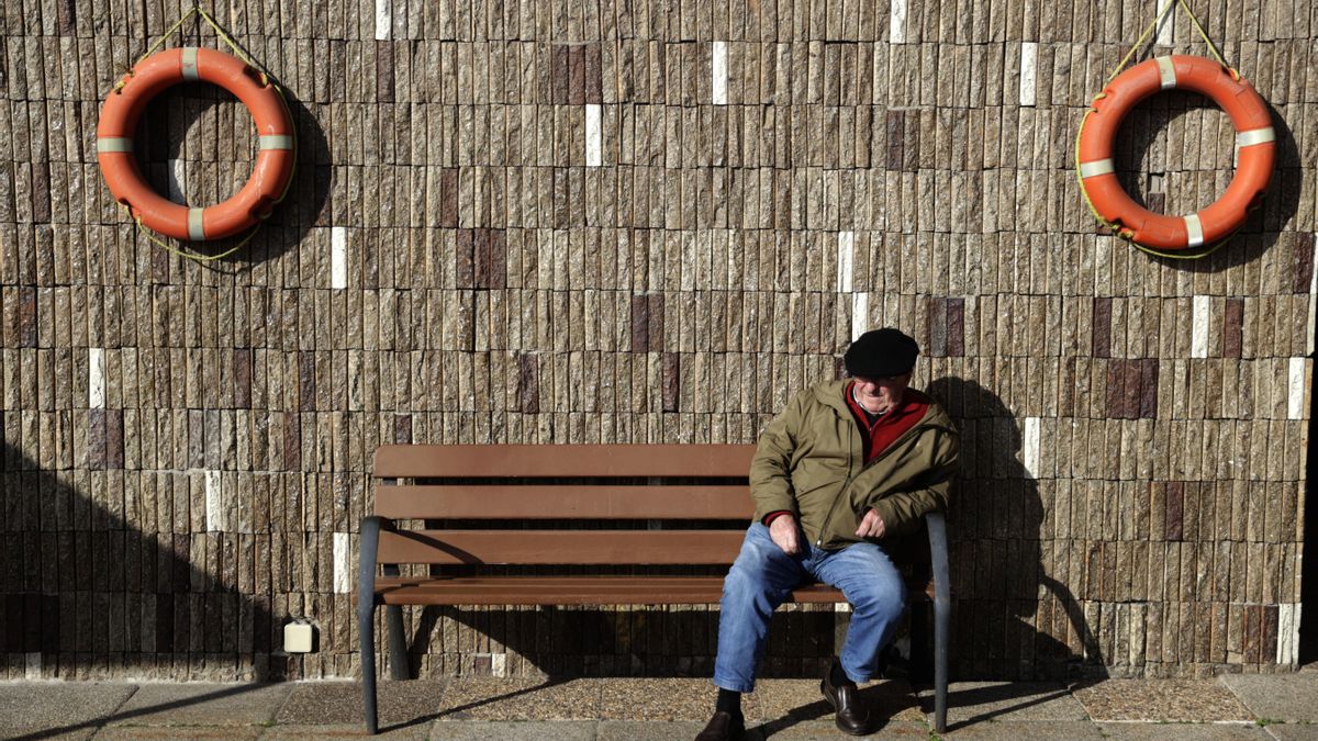 Un pueblo italiano profesionaliza la figura de los jubilados vigilando obras: "Sientes que haces algo útil"