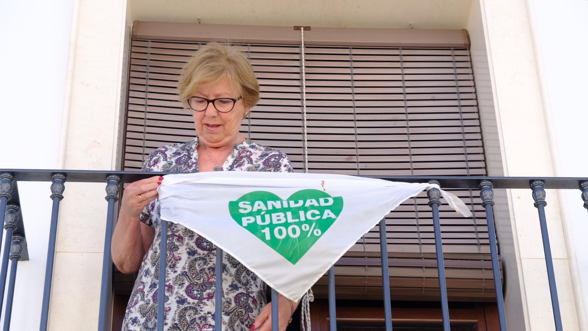 Los vecinos de Lora de Estepa han colocado banderolas en defensa de la sanidad pública por todas las calles