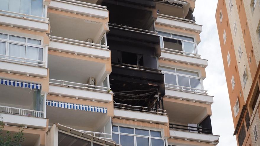Dos muertos y ocho bomberos heridos en un incendio en un bloque de viviendas de Magaluf
