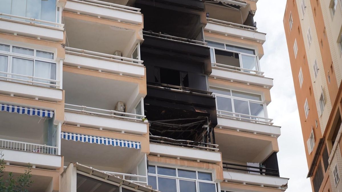 Dos muertos y ocho bomberos heridos en un incendio en un bloque de viviendas de Magaluf