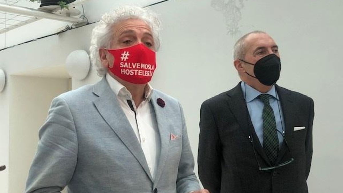 El presidente de la Asociación de Empresarios de Hostelería de Cantabria, Ángel Cuevas, y el jurídico de la entidad