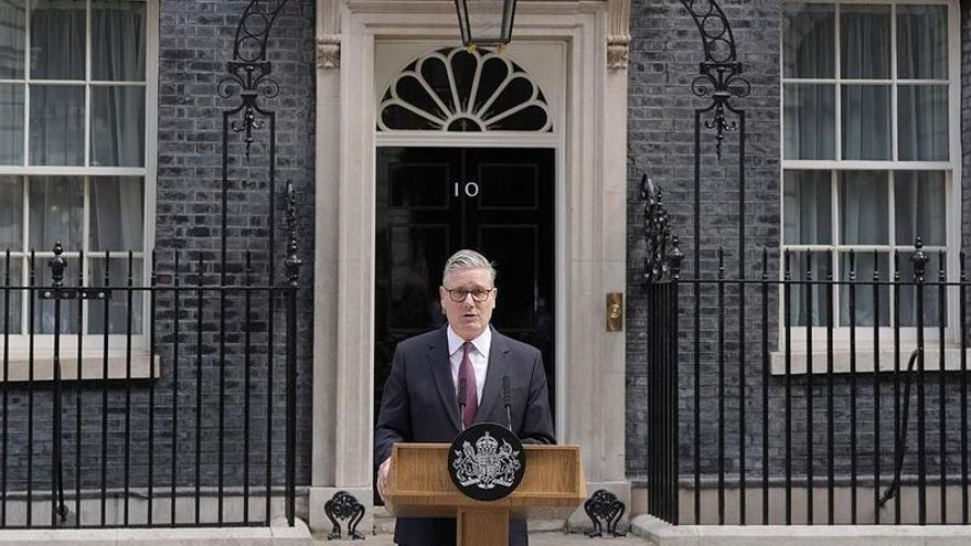 Starmer dimite como primer ministro del Reino Unido en medio del descontento por el declive del país desde el Brexit