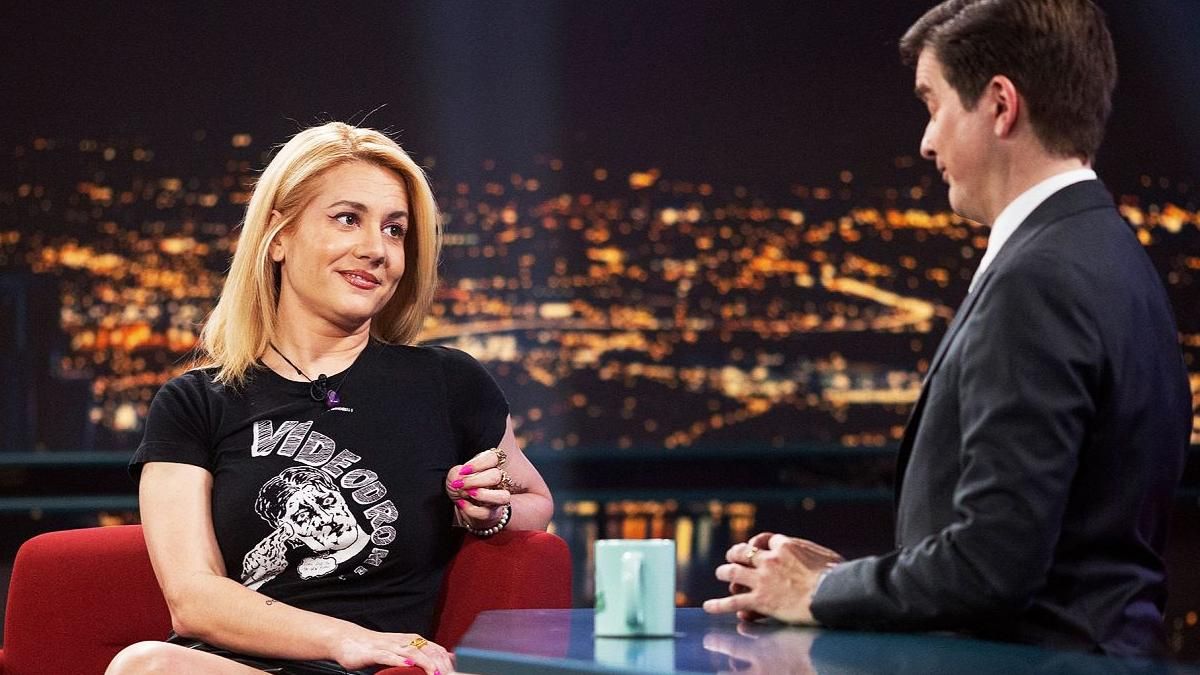 Henar Álvarez con Marc Giró en 'Late Xou' en abril de 2024