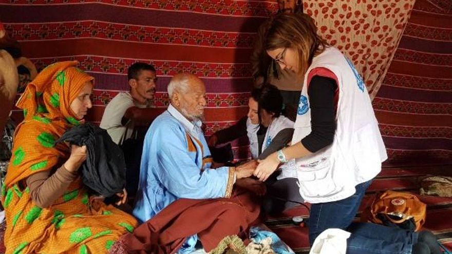 La leonesa Pilar de la Fuente Laso atiende a un paciente en el campo de refugiados saharauis de Rabuni, Argelia. / ICAL