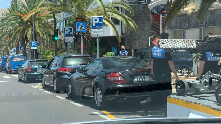 Retirado de la vía pública por carecer de seguro el coche del asesor de estrategia de la concejala de Policía de Santa Cruz de Tenerife