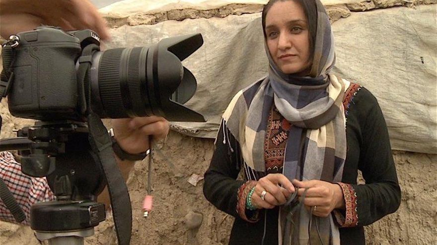 Shakila Ibrahimjil en la grabación del documental 'Facing the Dragon' (2019).