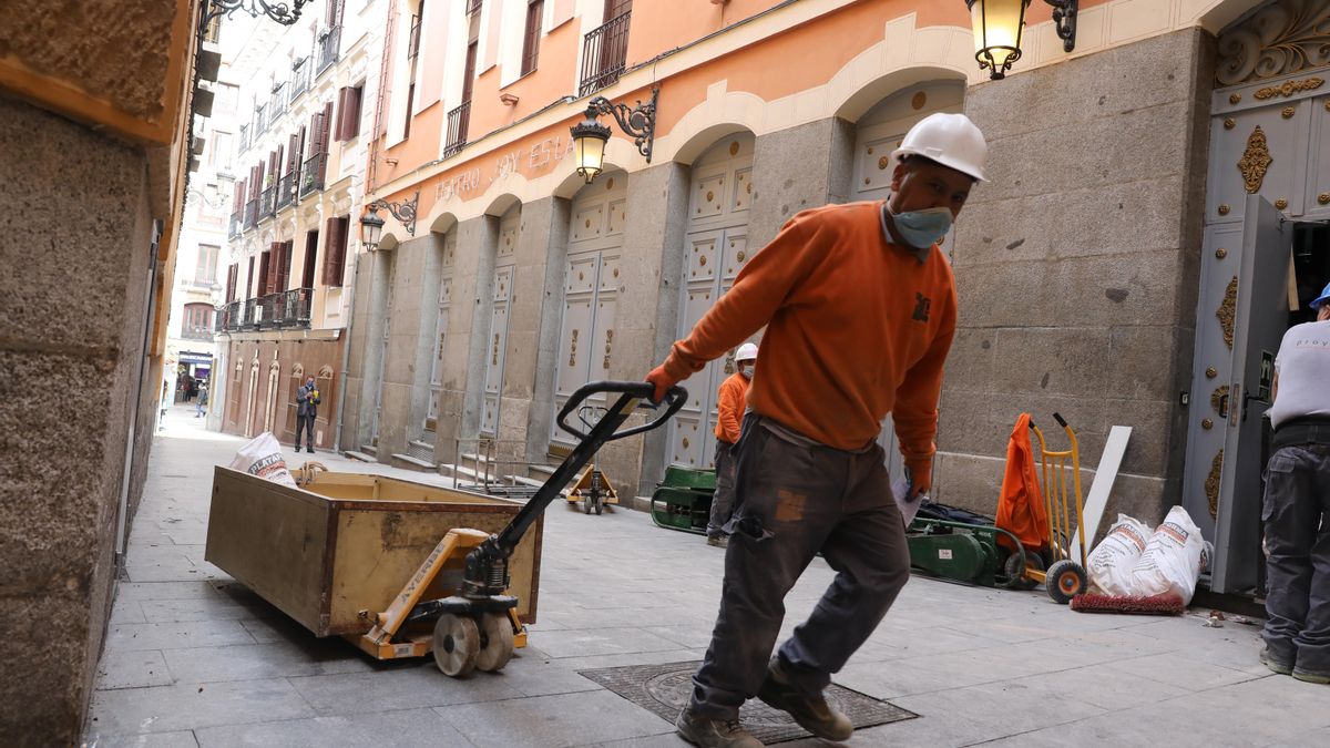 Un obrero con material de construcción