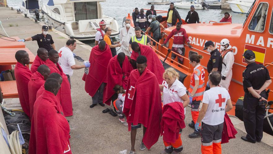 Doce migrantes en patera elevan 37 los llegados a Murcia desde este sábado