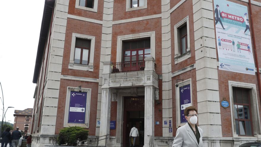 Euskadi marca el récord de hospitalizados de la segunda ola en un día con la cifra más baja de positivos en más de un mes