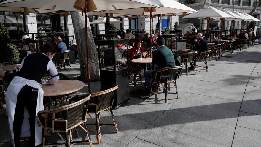 Varias personas disfrutan de una terraza de una cafetería en Madrid este viernes. EFE/Mariscal