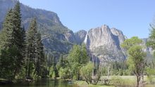 la imponente Yosemite Fall desde el cauce del Río Merced. Holiday Point (CC)