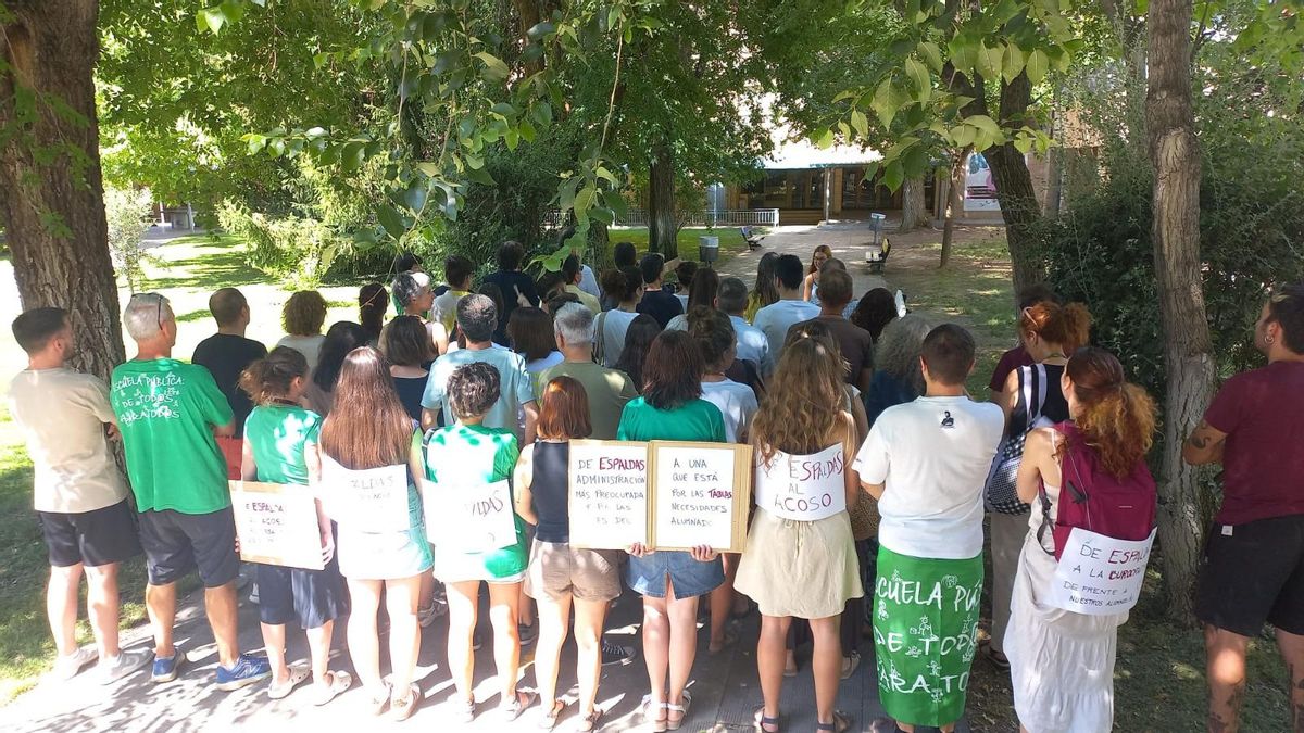 Protesta de docentes en un centro educativo de Huesca