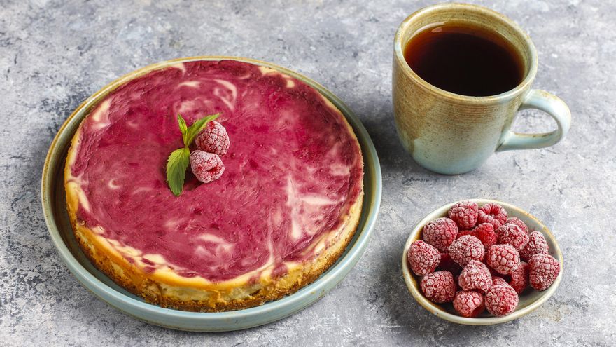 Tarta de queso sin horno con chocolate blanco y frambuesas: el postre perfecto para preparar con antelación