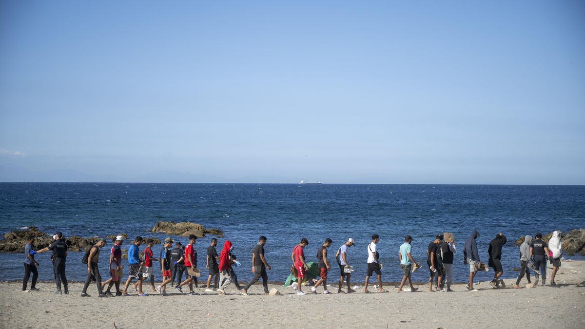 Varios inmigrantes en una playa, este viernes en Ceuta.